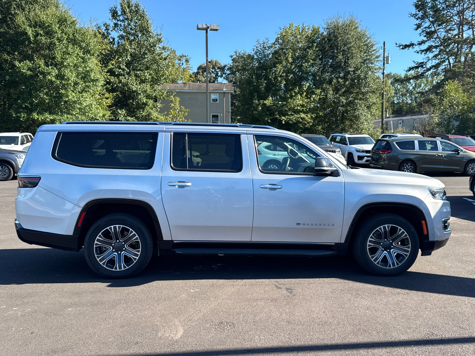 Used 2024 Jeep Wagoneer L Series II w/ Flexible Seating Group AWD/4WD image 4
