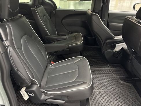Used 2025 Chrysler Pacifica Limited image 12