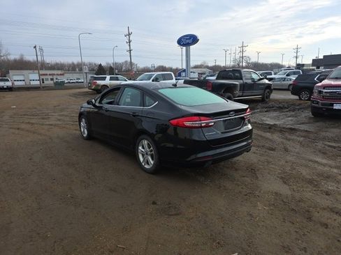 Used 2018 Ford Fusion SE w/ Fusion SE Technology Package image 4