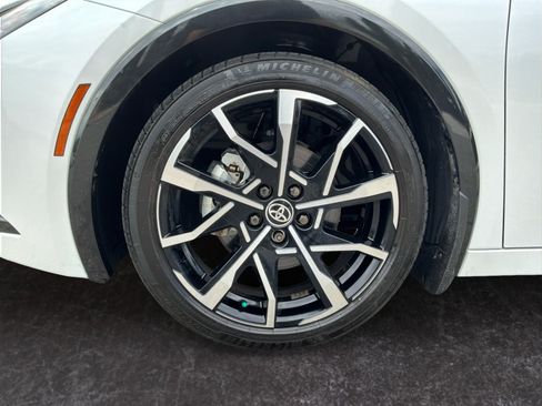 Used 2025 Toyota Prius Plug-In Hybrid FWD image 9