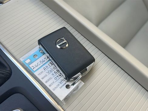 Used 2018 Volvo XC60 T5 Momentum w/ Vision Package image 30