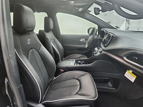 New 2026 Chrysler Pacifica Limited image 35