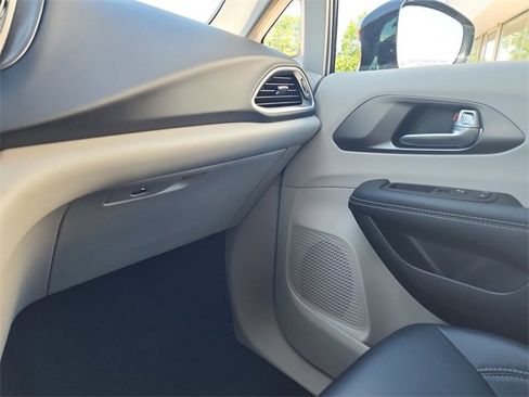 Used 2024 Chrysler Pacifica Touring-L image 27