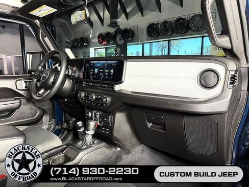 Used 2025 Jeep Gladiator Mojave AWD/4WD image 19