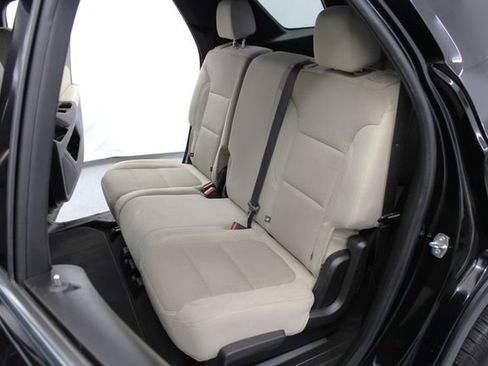 Used 2022 Chevrolet Traverse LS FWD image 18