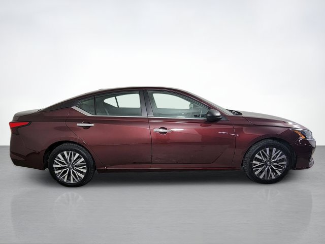 Used 2024 Nissan Altima 2.5 SV FWD image 2