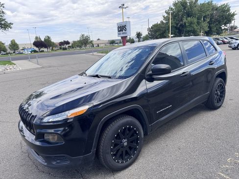 Used 2017 Jeep Cherokee Sport w/ Cold Weather Group FWD image 4