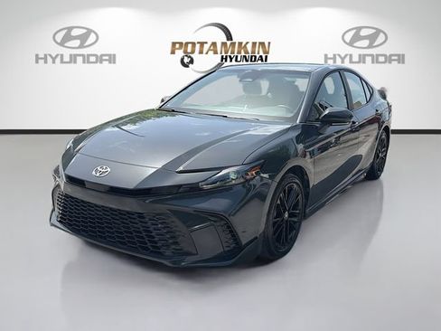 Used 2025 Toyota Camry SE FWD image 1