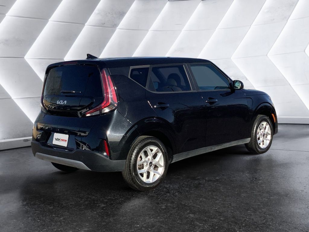 Used 2023 Kia Soul LX w/ Option Group 015 FWD image 4