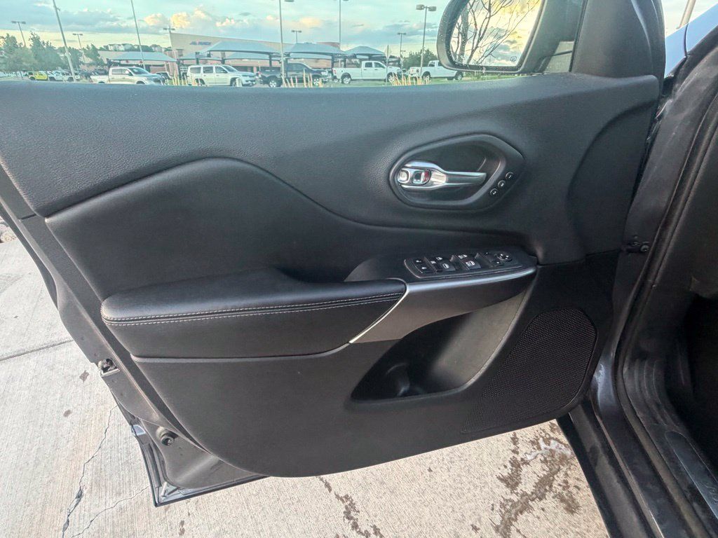 Used 2019 Jeep Cherokee Limited AWD/4WD image 23
