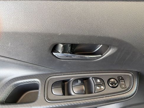 Used 2025 Nissan Versa SV FWD image 20