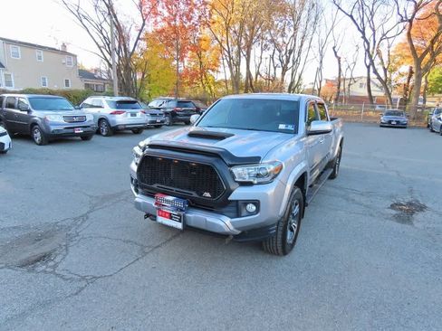 Used 2019 Toyota Tacoma TRD Sport image 1