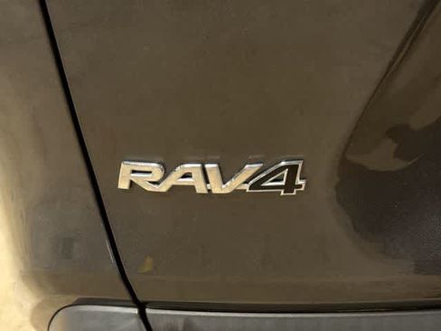 Used 2022 Toyota RAV4 XLE w/ Carpet Mat Package (TMS) AWD/4WD image 25