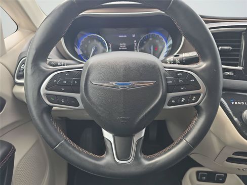 Used 2018 Chrysler Pacifica Touring-L w/ Advanced Safetytec Group FWD image 10