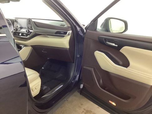 Used 2022 Toyota Highlander XLE AWD/4WD image 21