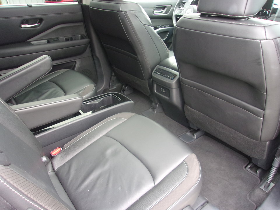 Used 2025 Nissan Pathfinder SL w/ SL Premium Package AWD/4WD image 27