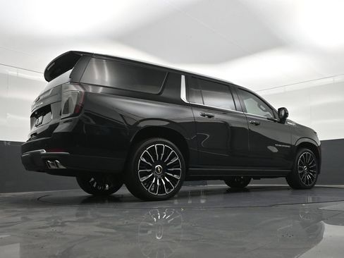 Used 2026 Chevrolet Suburban High Country AWD/4WD image 29