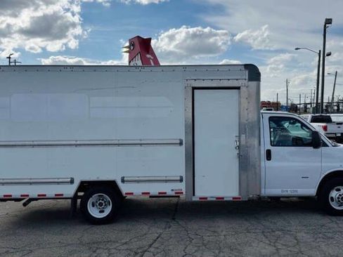 Used 2022 GMC Savana 3500 Extended w/ Power Convenience Package image 9