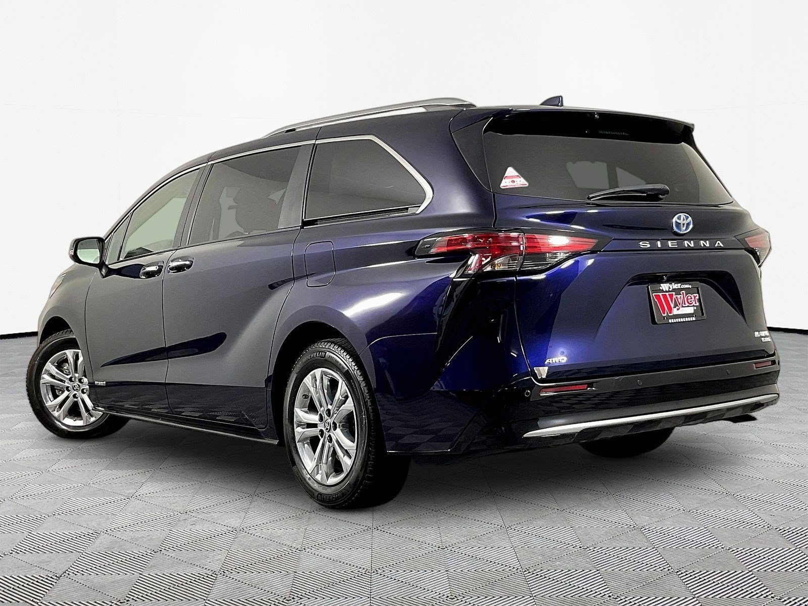Used 2021 Toyota Sienna Platinum AWD/4WD image 4