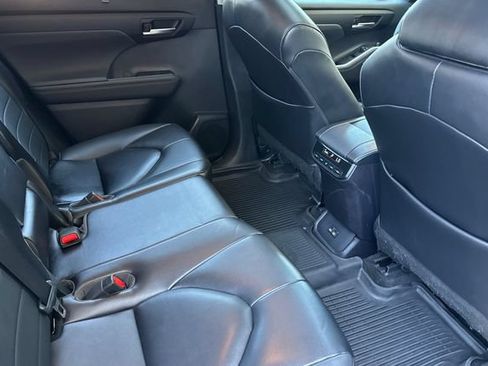 Used 2023 Toyota Highlander XLE FWD image 19