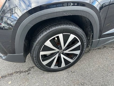 Certified 2022 Volkswagen Taos SE w/ Panoramic Sunroof Package image 2