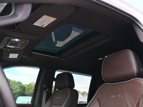 Used 2024 GMC Sierra 2500 Denali w/ Denali Reserve Package image 9