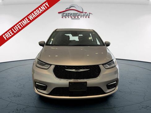 Used 2023 Chrysler Pacifica Touring-L FWD image 3
