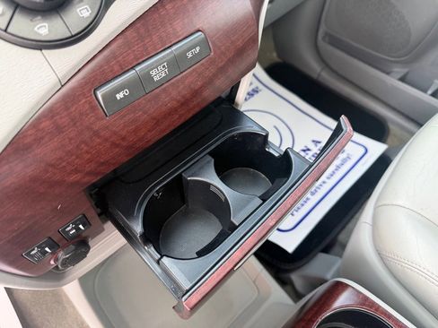 Used 2013 Toyota Sienna XLE FWD image 32