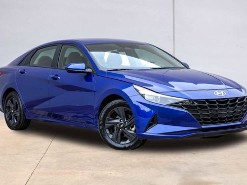 Used 2023 Hyundai Elantra SEL w/ Preferred Accessory Package FWD image 6