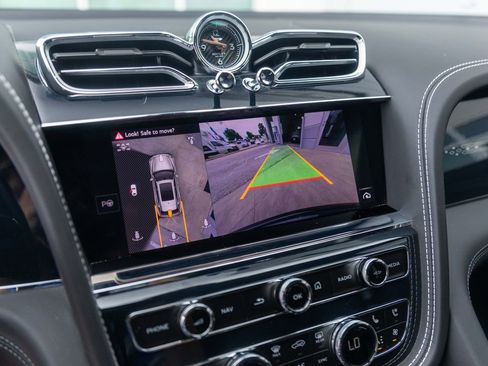 Used 2024 Bentley Bentayga AWD/4WD image 33