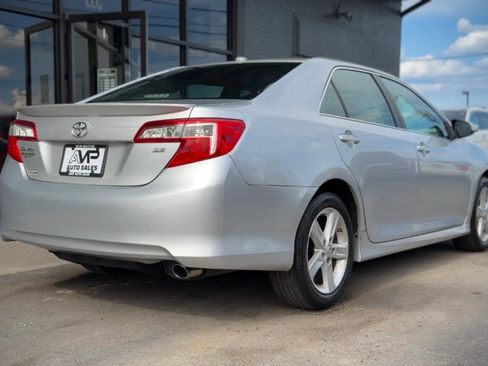 Used 2014 Toyota Camry SE w/ Moonroof Package FWD image 2