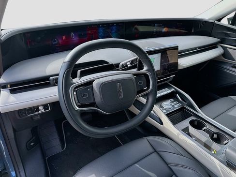 Used 2025 Lincoln Nautilus Premier image 7