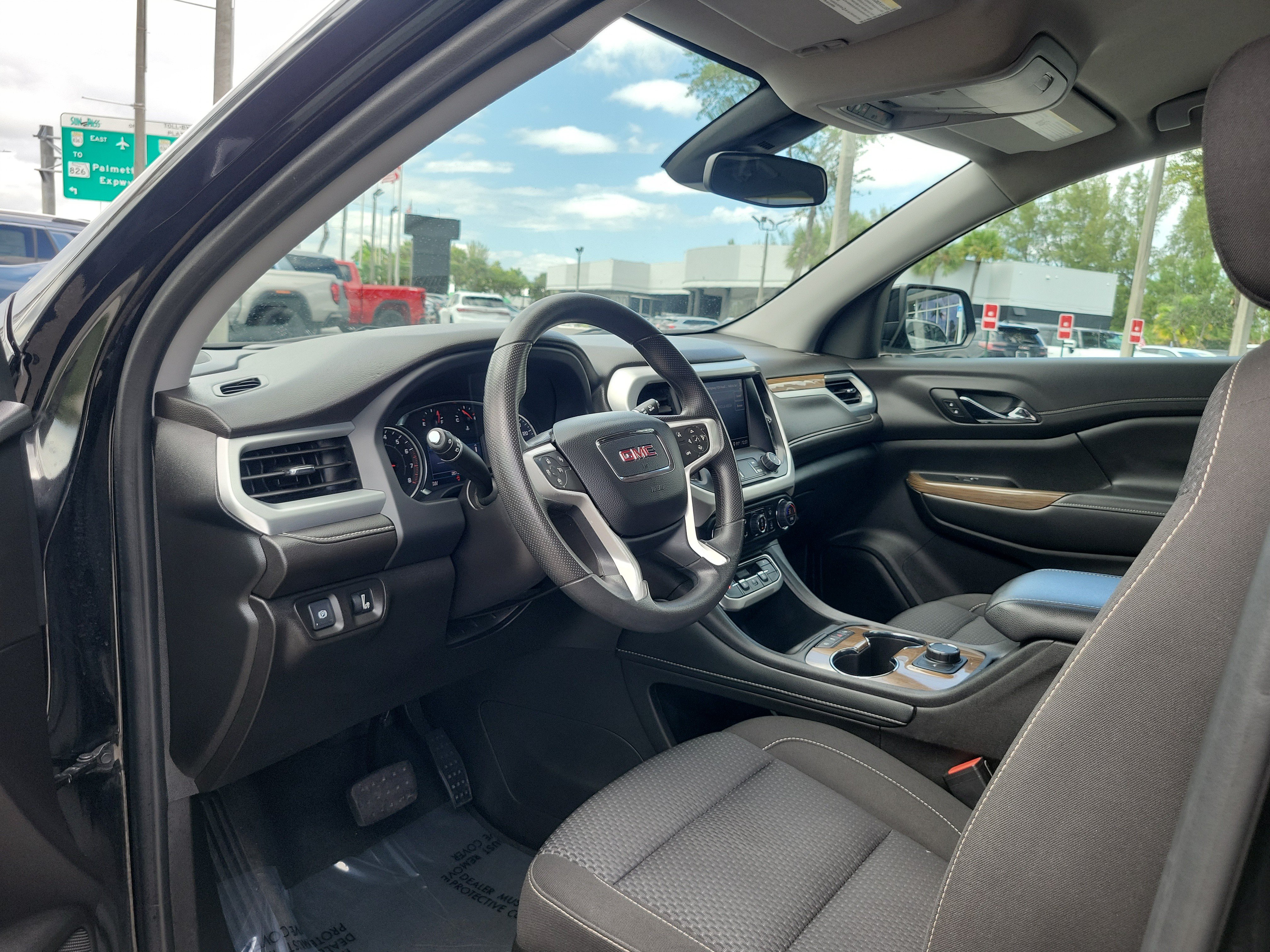 Used 2023 GMC Acadia SLE w/ Elevation Edition FWD image 9