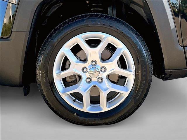 Used 2017 Jeep Renegade Latitude AWD/4WD image 10