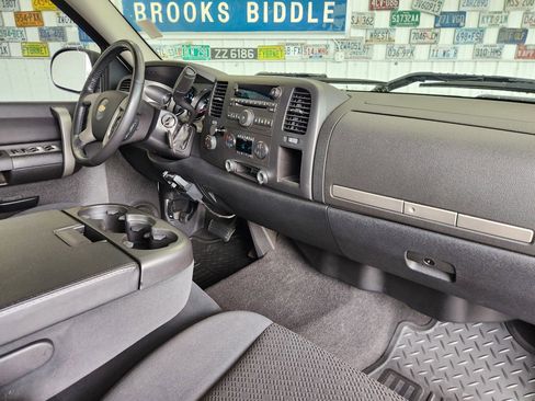 Used 2007 Chevrolet Silverado 1500 LT w/ 1LT Convenience Package AWD/4WD image 2