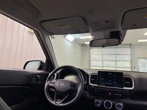 Used 2025 Hyundai Venue Limited FWD image 19