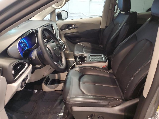 Used 2023 Chrysler Pacifica Touring-L FWD image 11