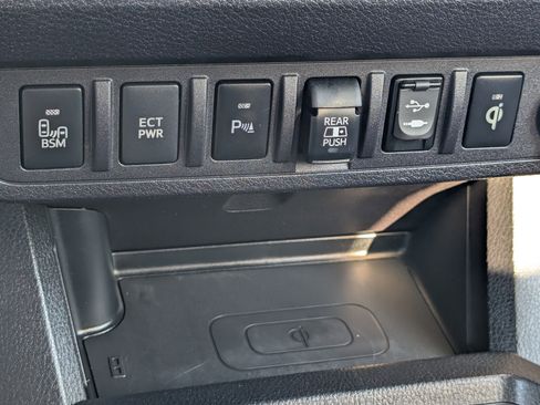 Used 2019 Toyota Tacoma Limited image 23