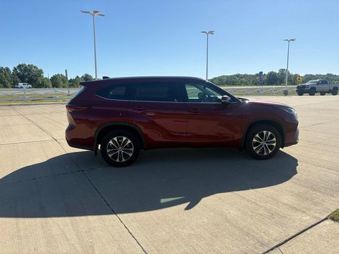 Used 2024 Toyota Highlander XLE AWD/4WD image 7