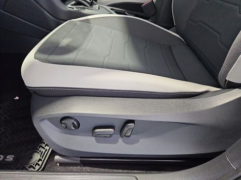 New 2026 Volkswagen Taos SE FWD image 17