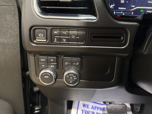 Used 2023 GMC Yukon SLT w/ SLT Luxury Package image 18