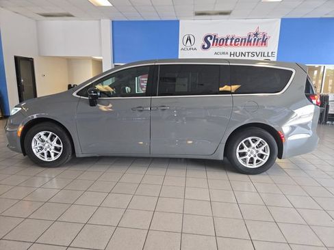 Used 2025 Chrysler Pacifica Select FWD image 5
