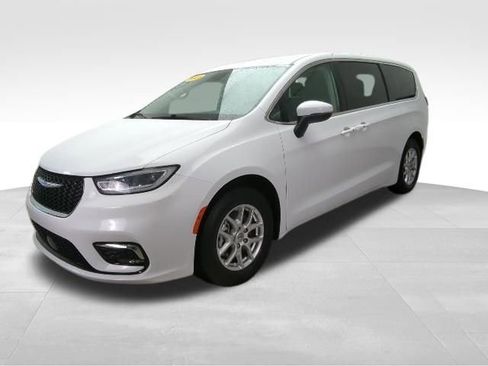 Used 2023 Chrysler Pacifica Touring-L FWD image 1