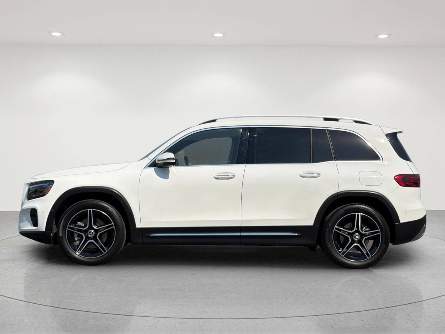 Used 2026 Mercedes-Benz GLB 250 4MATIC image 2