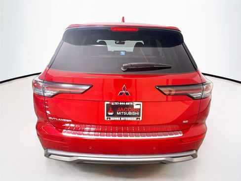 Used 2025 Mitsubishi Outlander SE image 6