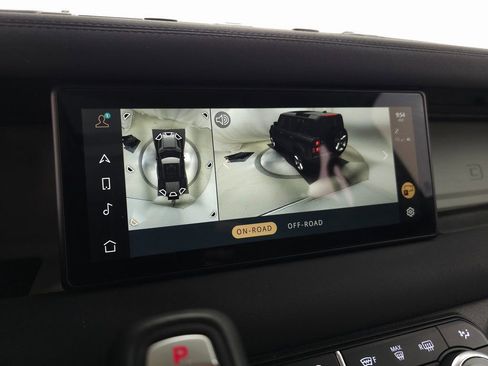 Used 2023 Land Rover Defender 110 SE image 31