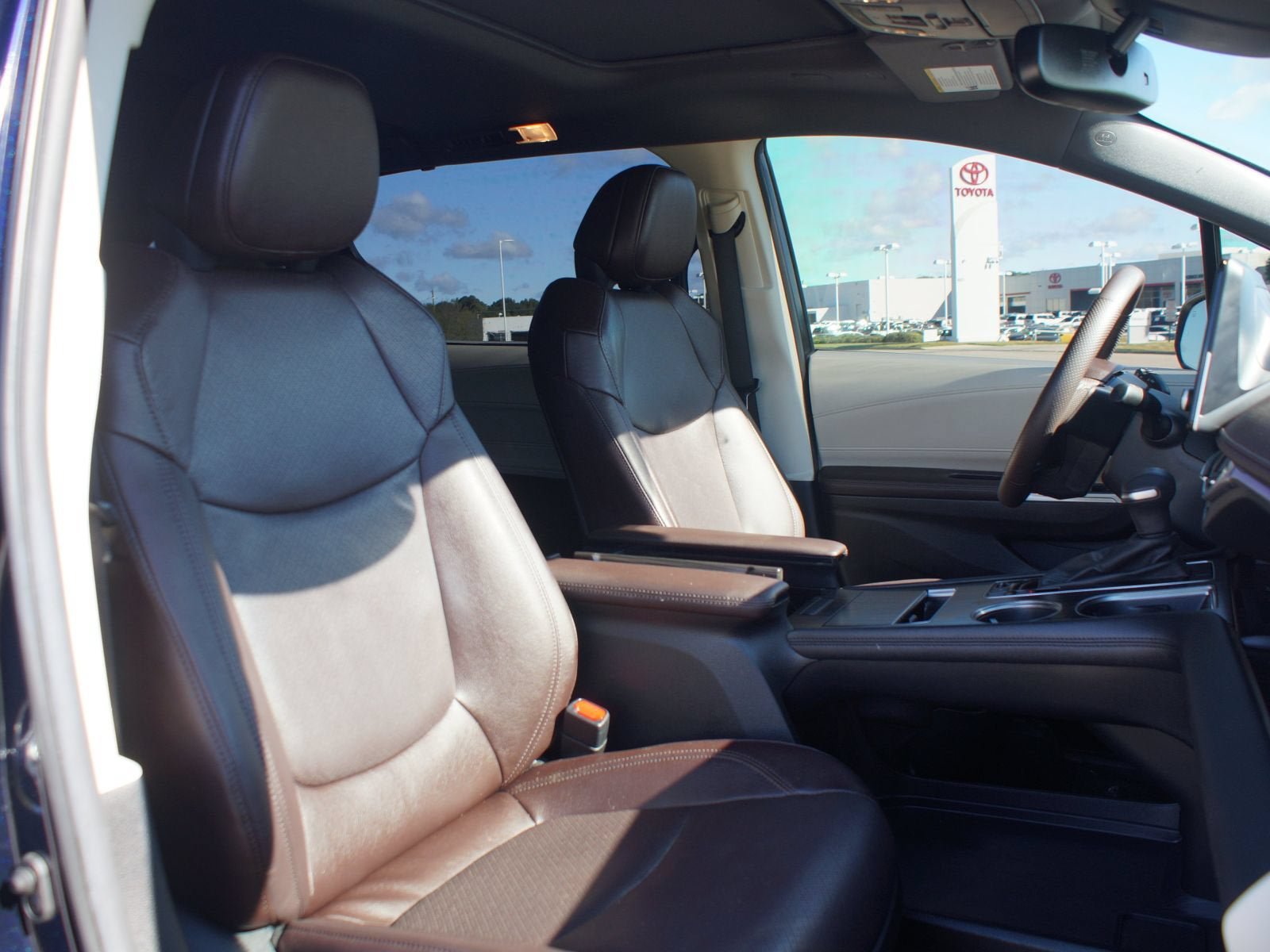 Used 2023 Toyota Sienna Platinum FWD image 24