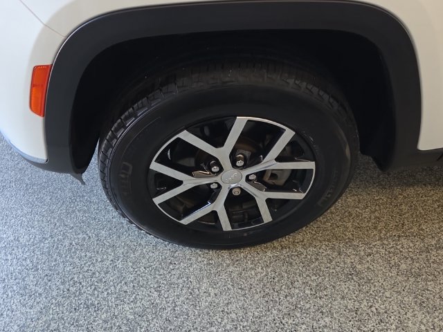 Used 2023 Jeep Grand Cherokee L Limited AWD/4WD image 4