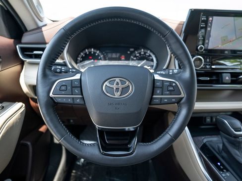 Used 2020 Toyota Highlander Limited AWD/4WD image 18