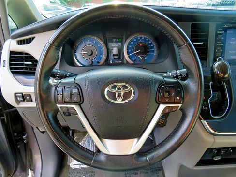 Used 2018 Toyota Sienna XLE image 19